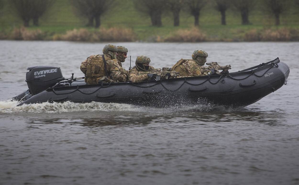 Militairen varen in rubberen verkenningsboot.